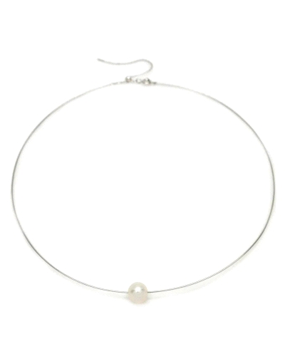 Este elegante colgante combina la delicadeza de las perlas con la solidez de la plata de ley. El diseño rígido añade estructura 