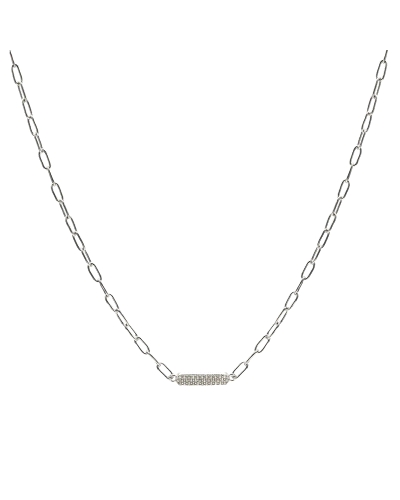 Este collar de plata de ley 925 destaca por su elegante diseño de cadena con una placa central adornada con circonitas, que apor