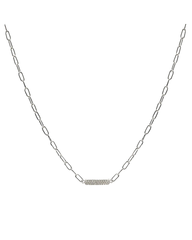 Este collar de plata de ley 925 destaca por su elegante diseño de cadena con una placa central adornada con circonitas, que apor