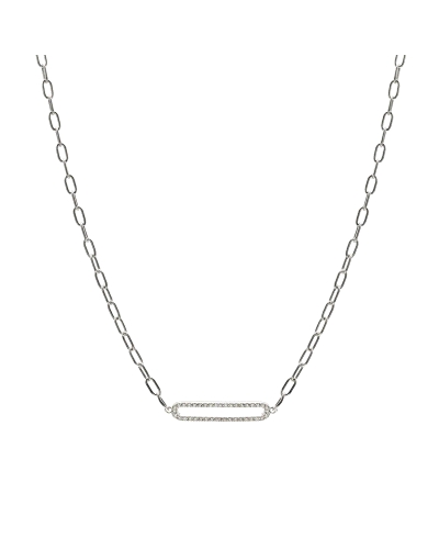 Este collar de plata de ley 925 presenta una cadena clásica con un elegante link central adornado con circonitas engastadas, que