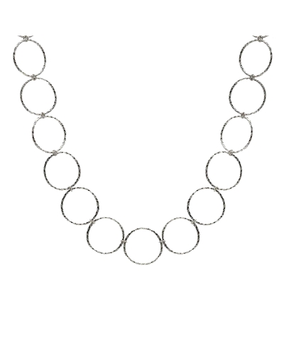 El choker de plata presenta un diseño inspirado en el estilo boho, con aros entrelazados que reflejan una estética artística y l