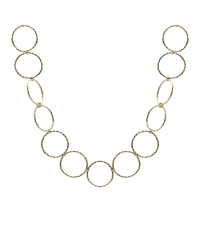 Este choker de plata bañada en oro presenta un diseño inspirado en el estilo boho, con aros entrelazados que reflejan una estéti