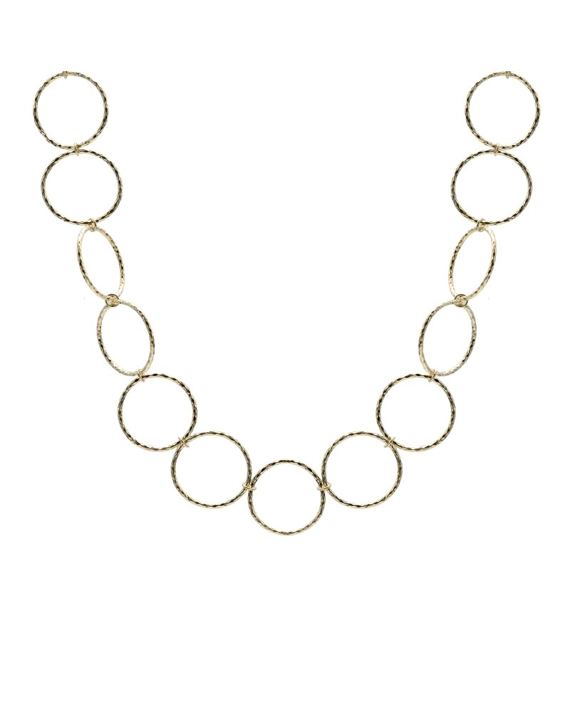 Este choker de plata bañada en oro presenta un diseño inspirado en el estilo boho, con aros entrelazados que reflejan una estéti