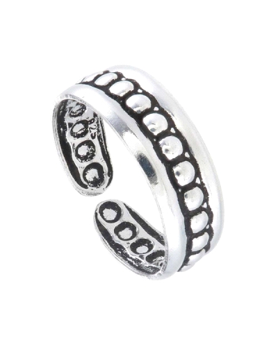 Este anillo de plata oxidada está diseñado para llevarse en la primera o segunda falange, con un estilo abierto decorado con peq