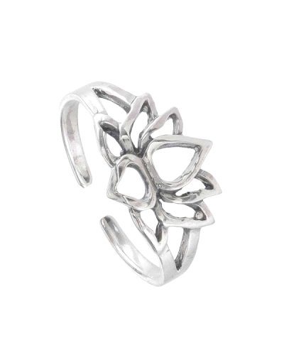 Este anillo de plata oxidada está diseñado para llevarse en la primera o segunda falange, presentando un diseño abierto adornado
