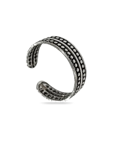 Este anillo de plata oxidada está diseñado para llevarse en la primera o segunda falange, destacando por su diseño abierto decor