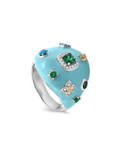 Un anillo de gran tamaño hecho en plata de ley 925, con esmalte azul vibrante y adornado con gemas de colores. Su diseño llamati