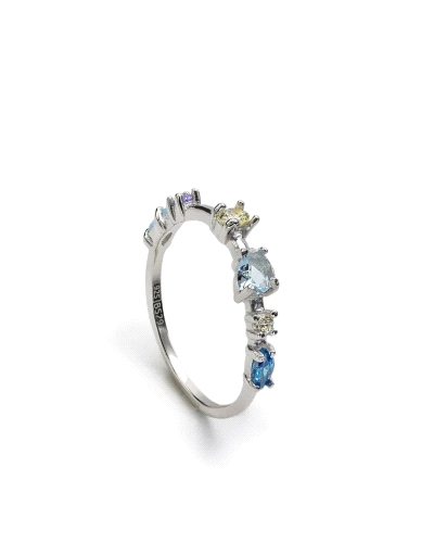 El anillo fino de plata de ley con diseño de cuarzos adamantinos multiforma es una joya delicada y sofisticada. Su diseño delgad