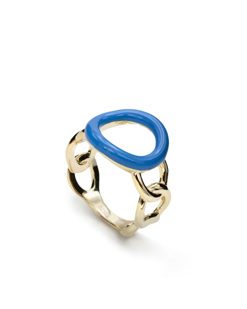 El anillo de plata de ley con diseño de motivo curvilíneo y esmalte azul es una joya elegante y sofisticada. Su diseño curvilín