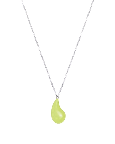Un collar de acero con un colgante en forma de gota con esmalte verde pistacho de 20 mm es una pieza elegante y moderna que pued