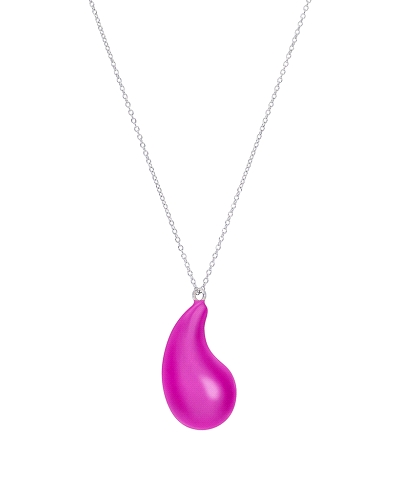 Un collar de acero con un colgante en forma de gota con esmalte fucsia de 30 mm es una pieza llamativa y moderna, ideal para agr