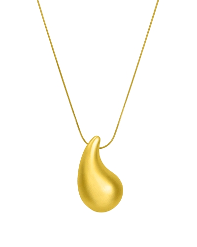 Un collar de acero con un colgante en forma de gota con baño dorado es una pieza sofisticada y versátil que puede enriquecer cua