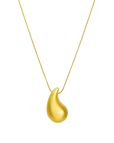 Un collar de acero con un colgante en forma de gota con baño dorado es una pieza sofisticada y versátil que puede enriquecer cua