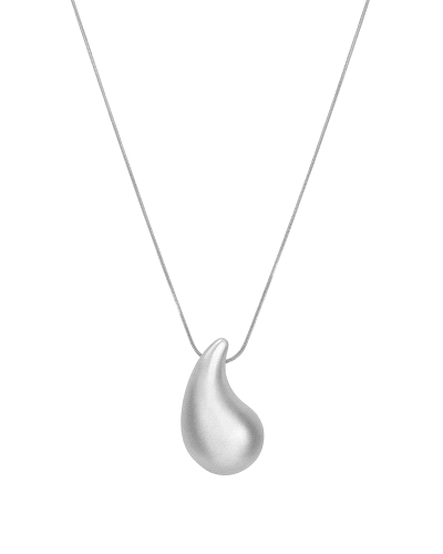 Un collar de acero con un colgante en forma de gota con baño plateado es una pieza elegante y versátil, perfecta para cualquier 