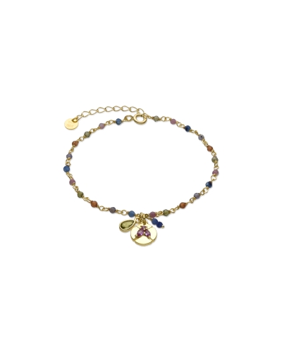 La pulsera de plata de ley con acabado en oro amarillo es una pieza vibrante y llamativa, decorada con piedras de colores que ap