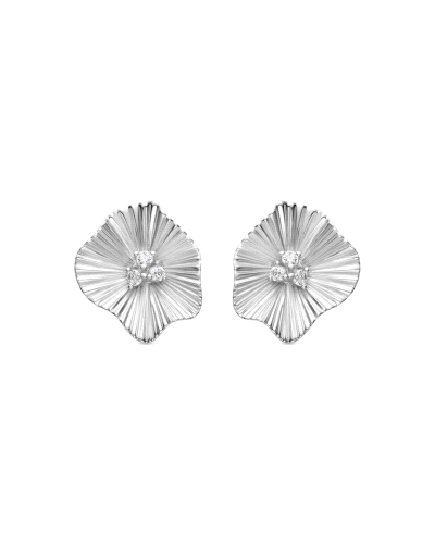 Estos pendientes están elaborados en plata de ley y presentan un encantador diseño en forma de flor. Cada pendiente está adornad