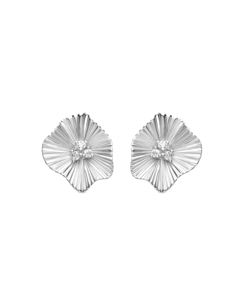 Estos pendientes están elaborados en plata de ley y presentan un encantador diseño en forma de flor. Cada pendiente está adornad