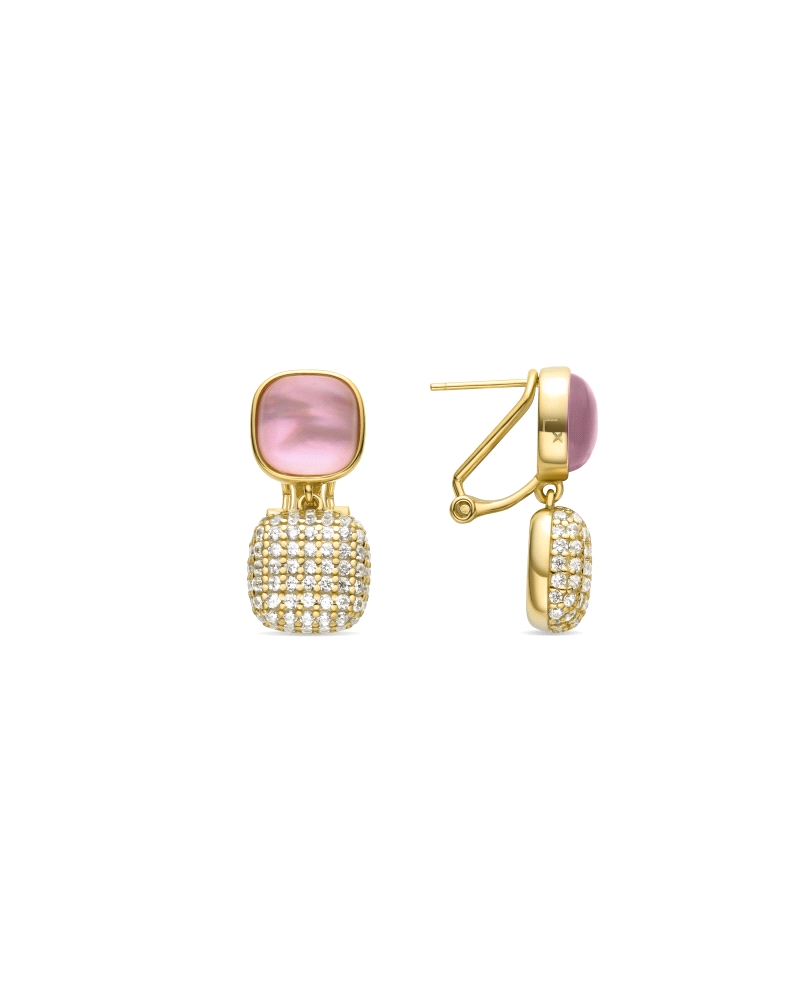 Estos pendientes están elaborados en plata con un baño de oro amarillo, combinando sofisticación y elegancia. El diseño se compo