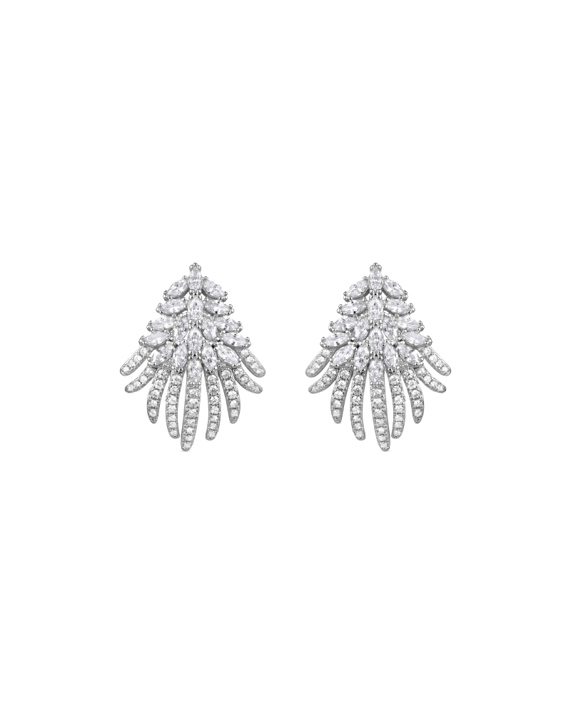 Un pendiente de plata de ley en forma de hoja, delicadamente adornado con circonitas engarzadas. Este diseño elegante y detallad