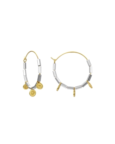 Estos aros están elaborados en plata de ley bañada en oro amarillo de 18 quilates, combinando la elegancia de ambos metales en u