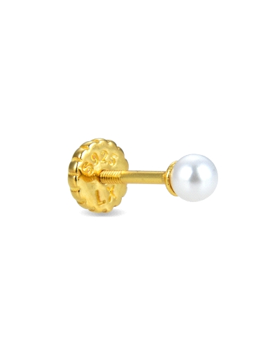 Un piercing de plata de ley bañada en oro, adornado con una perla blanca. Este diseño combina la elegancia clásica de la perla c