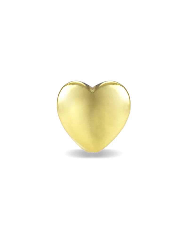 Un piercing de plata de ley bañada en oro, con un diseño en forma de corazón. Este accesorio combina la elegancia del baño de or