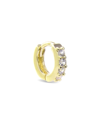 Este piercing está fabricado en plata de ley con un elegante baño de oro amarillo, realzado por tres circonitas blancas que apor