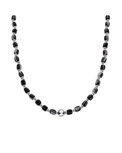 Collar elaborado en plata de ley 925, destaca por su elegante decoración con una piedra de madreperla negra. La plata de ley 925