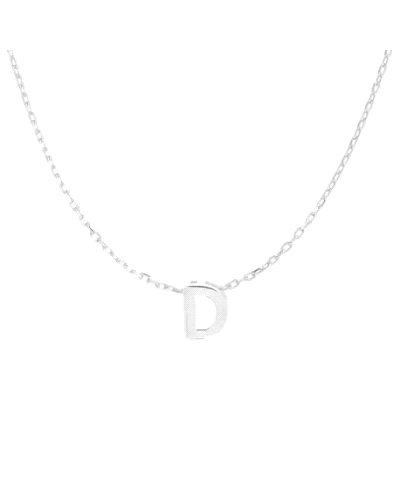 Un collar de plata de ley con la inicial "D" es una joya elegante y personalizada, perfecta para agregar un toque significativo 