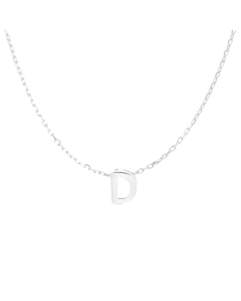 Un collar de plata de ley con la inicial "D" es una joya elegante y personalizada, perfecta para agregar un toque significativo 