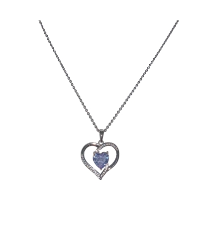 Collar elaborado en plata de ley con un delicado colgante en forma de corazón, adornado con circonitas engarzadas que aportan un