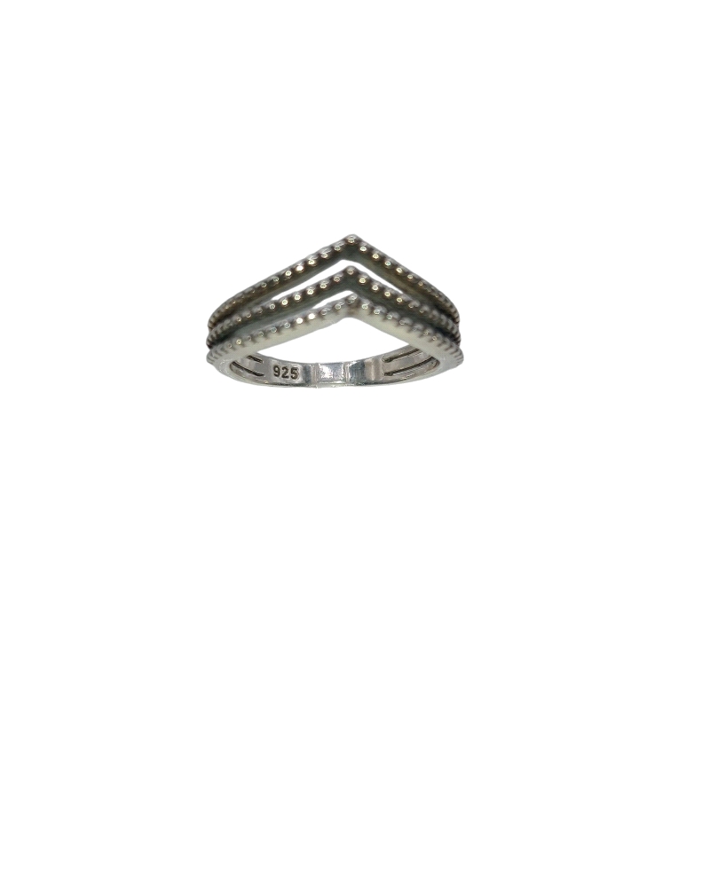 Un anillo elaborado en plata de ley con un diseño de tres hilos en forma de triángulos suena moderno y elegante. El diseño de tr