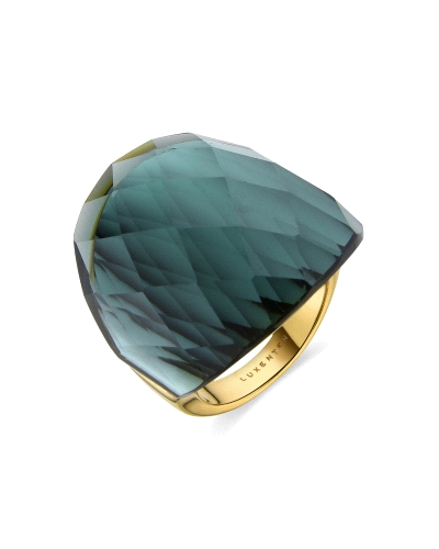 Anillo elaborado en plata de ley con cuarzo hidrotermal verde acabado en oro amarillo de 18K. África se convierte en la línea pe