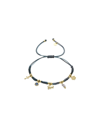 Pulsera de macramé en color azul brillante, que combina un diseño moderno con un toque simbólico. Esta pieza está formada por di