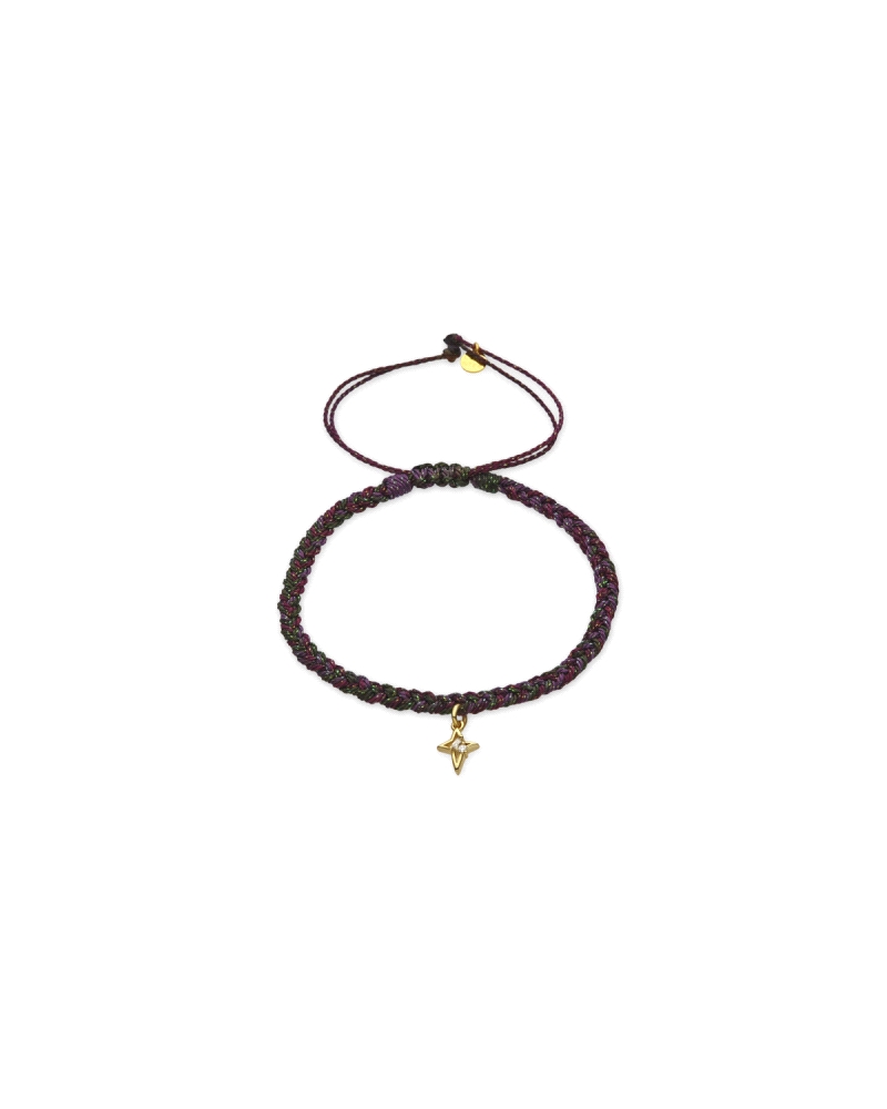 Pulsera de macramé multicolor trenzado que destaca por su diseño alegre y juvenil. Esta pieza vibrante presenta una trenza de hi