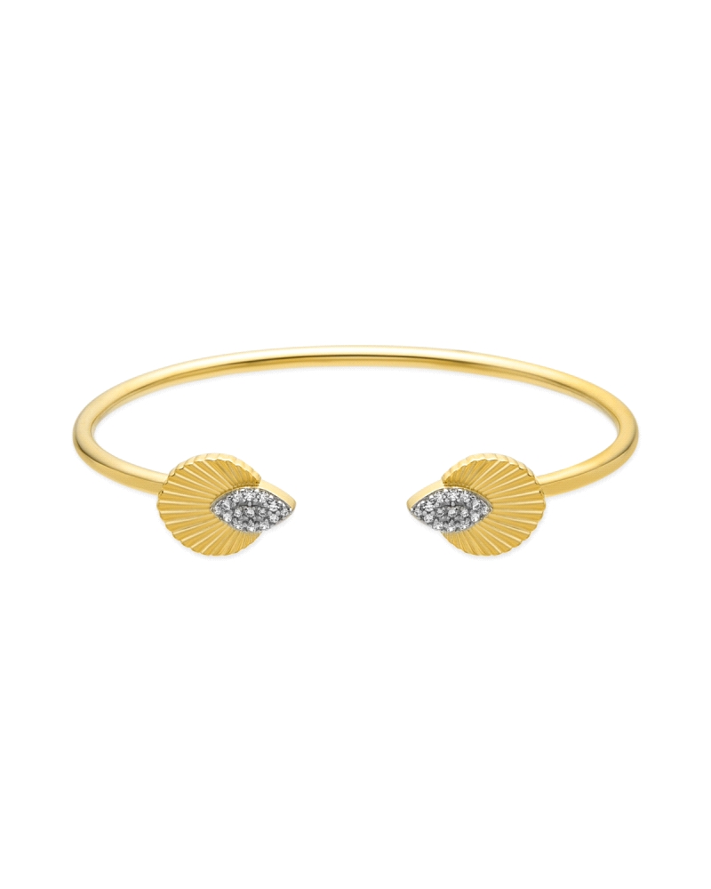 Pulsera rígida elaborada en plata de ley 925 con un elegante acabado en oro amarillo de 18K. Esta sofisticada pieza destaca por 