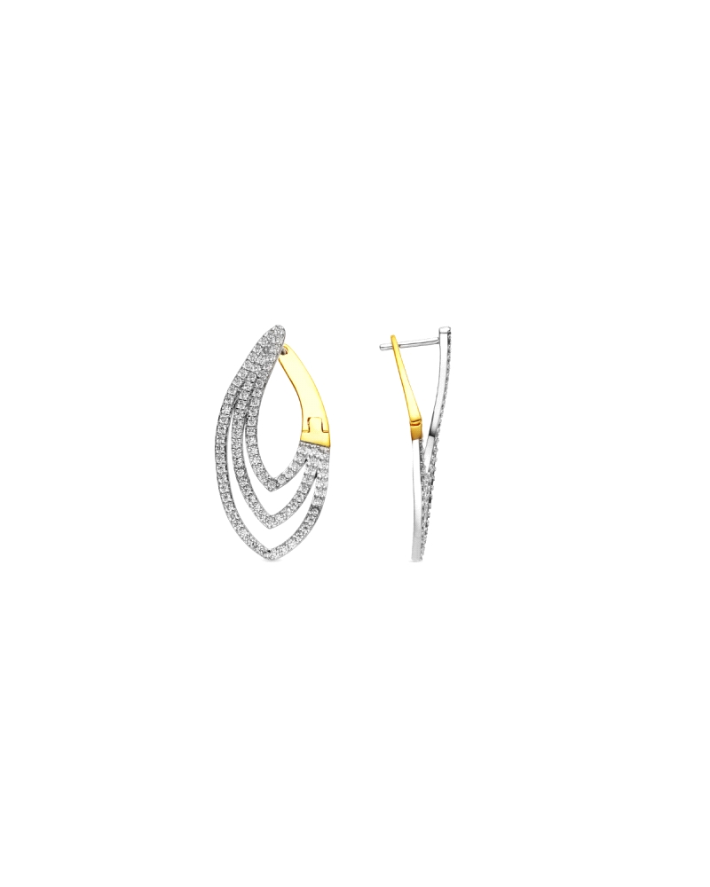 Pendientes elaborados en plata de ley 925, con un elegante cierre acabado en oro amarillo de 18K. La parte principal de los pend