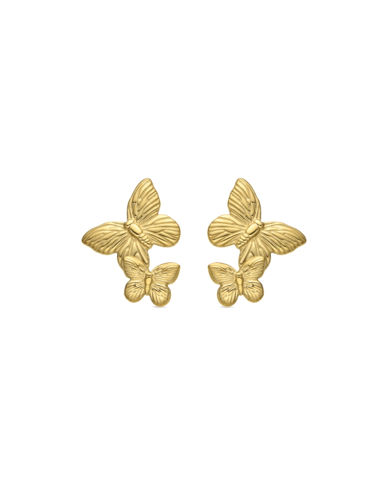 Pendientes elaborados en acero con un acabado en oro amarillo, diseñados con dos mariposas entrelazadas que simbolizan la libert