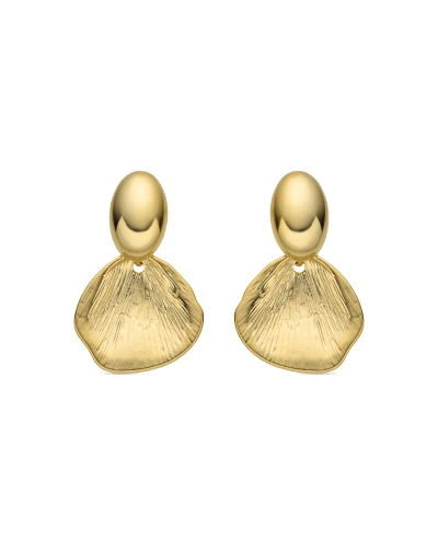 Pendientes elaborados en acero con un acabado en oro amarillo de 18K, diseñados en forma de concha, que evocan la belleza del ma