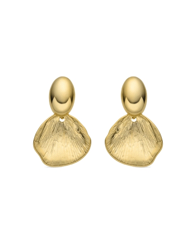 Pendientes elaborados en acero con un acabado en oro amarillo de 18K, diseñados en forma de concha, que evocan la belleza del ma