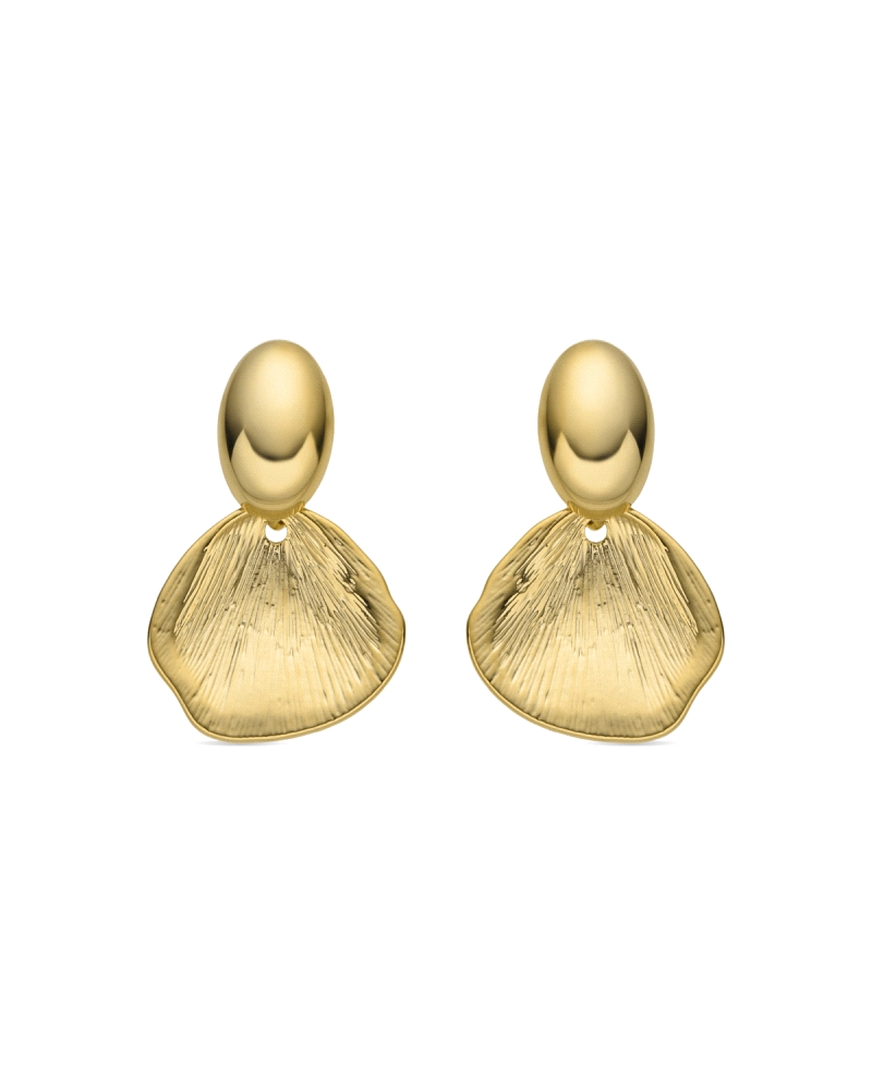 Pendientes elaborados en acero con un acabado en oro amarillo de 18K, diseñados en forma de concha, que evocan la belleza del ma