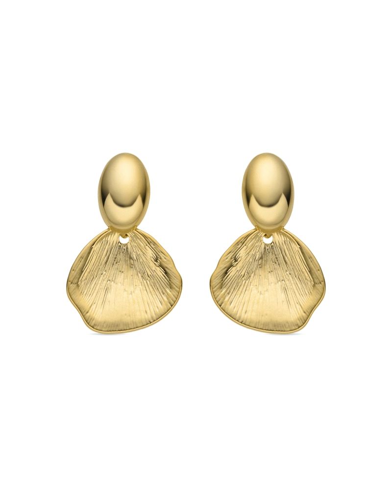 Pendientes elaborados en acero con un acabado en oro amarillo de 18K, diseñados en forma de concha, que evocan la belleza del ma