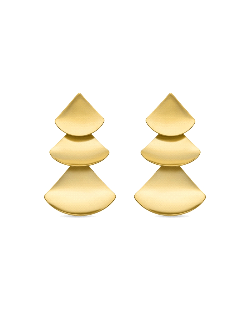 Pendientes largos elaborados en acero con un acabado en oro amarillo de 18K, que ofrecen un diseño contemporáneo y elegante. Su 