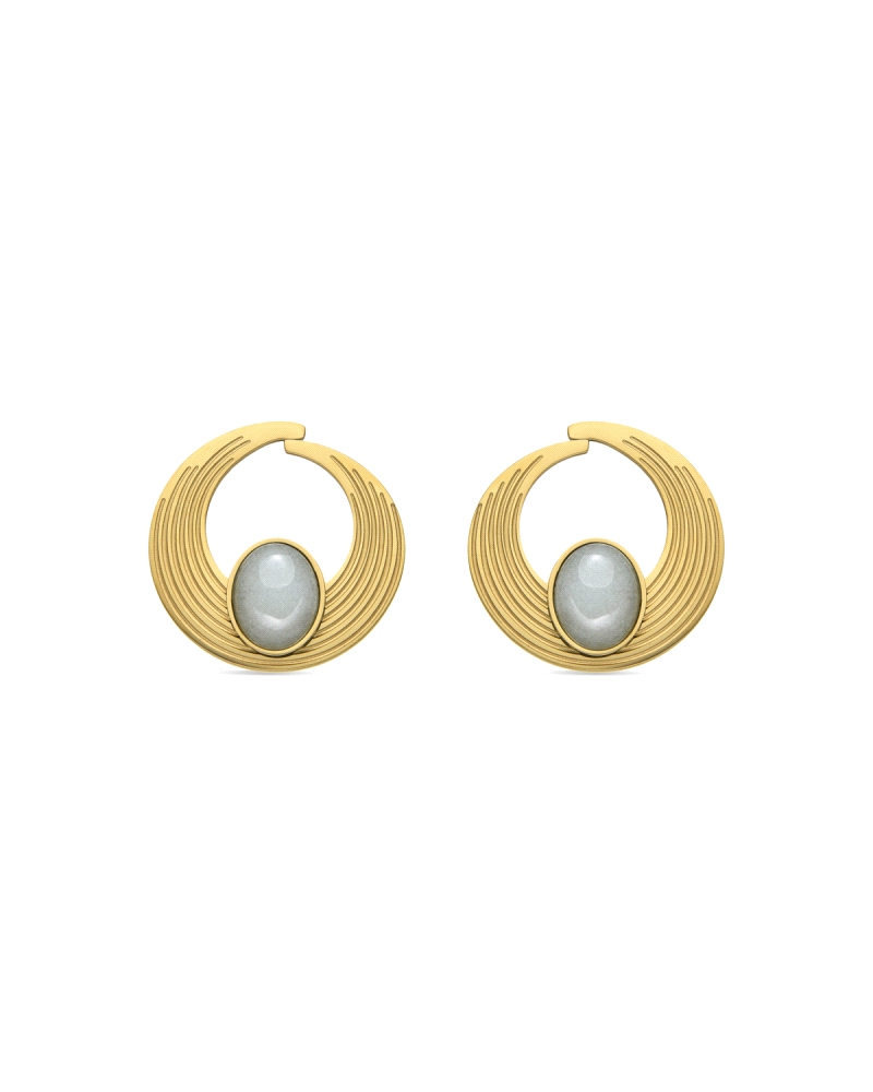 Pendientes de acero con un acabado en oro amarillo de 18K, diseñados con una amazonita como pieza central. La amazonita, una pie