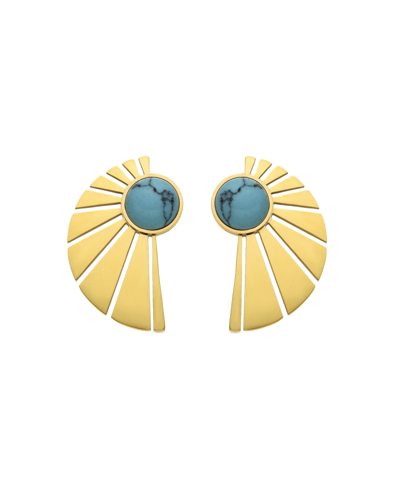 Pendientes elaborados en acero con acabado en oro amarillo de 18K, diseñados en forma de hoja, que evocan la belleza natural con