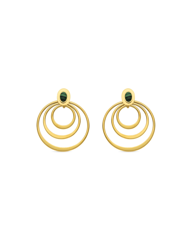 Pendientes de acero con acabado en oro amarillo de 18K, compuestos por tres aros en disminución, que crean un diseño dinámico y 