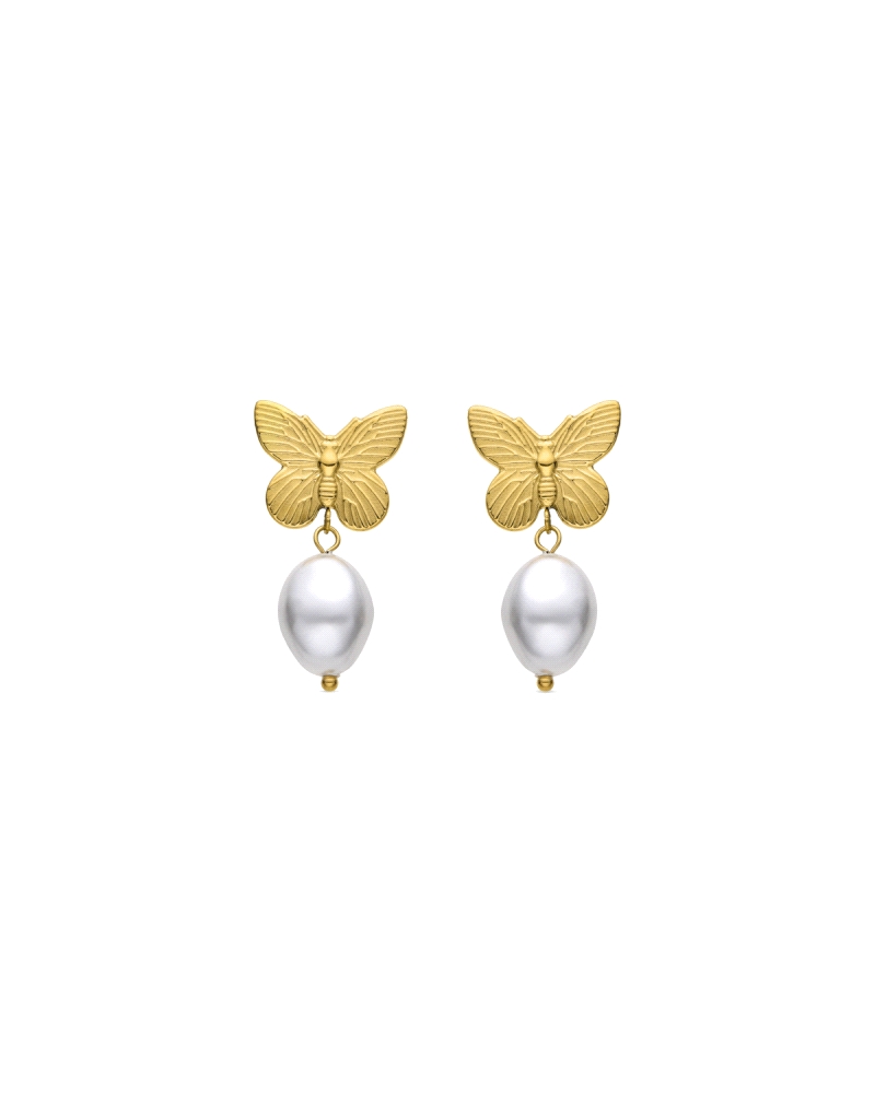 Pendientes delicados elaborados en acero con acabado en oro de 18K, diseñados con una mariposa como elemento central. De cada ma