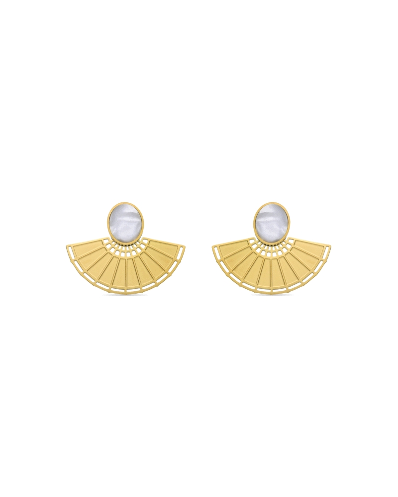 Los pendientes con madreperla blanca y acabados en oro amarillo de 18K son joyas elegantes y atemporales que combinan la delicad