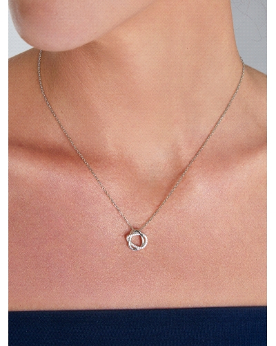 El collar de plata de la marca Marea con círculos entrelazados y circonitas en microengaste es una joya sofisticada y moderna. L