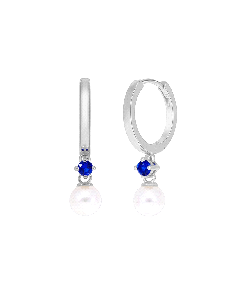 Los pendientes de plata de la marca Marea con espinela azul y perla combinan un estilo clásico con un toque moderno. La espinela